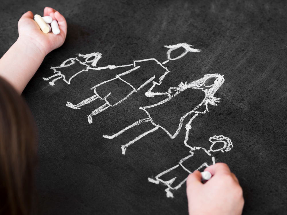 Você já percebeu como, mesmo adulto(a), ainda reage à sua família como se fosse aquela criança de antes? Às vezes, você tenta se posicionar, mas acaba cedendo. Ou promete que não vai agir igual… e quando vê, está repetindo tudo de novo.